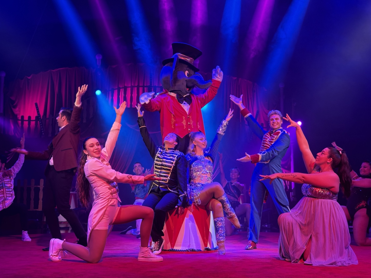 Elenco de Tradition durante una escena de conjunto